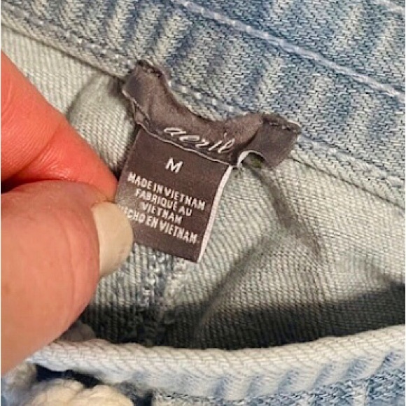 🔥EUC AERIE REALLY CUTE&COMFY LIGHT-WASH DENIM SHORTS THEY HAVE SPANDEX ALSO!!!! - Picture 2 of 2